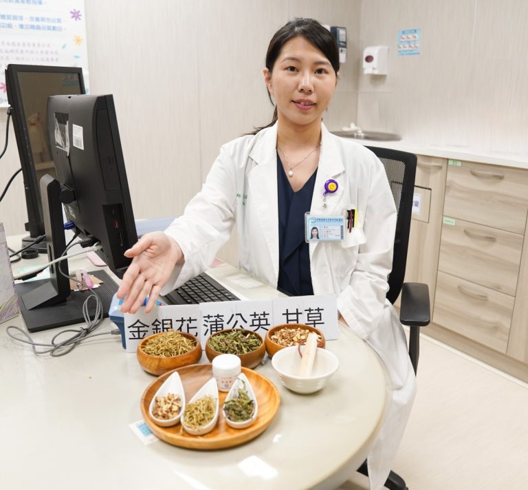 吳佩芸醫師指出，青春痘受壓力、油脂影響，中醫分三階段「消炎、淡疤、預防」治療有效控制。（圖/記者林照東翻攝）