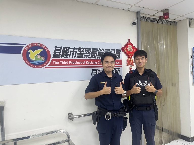 百福派出所警員高丞均(左)實務生廖宏鈞(右)。(記者薛秀蓮翻攝)