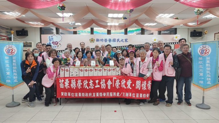 林育文總幹事(前排中)、吳政鴻組長(前排左6)、吳謝春蘭榮譽理事長(前排左5)與協會會員合影。（記者 張艷君翻攝）