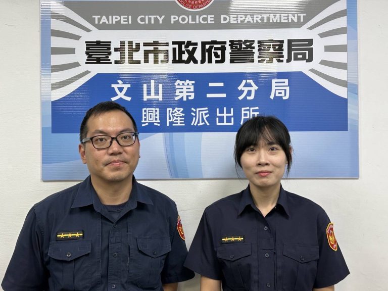 興隆派出所警員劉冠廷（左）、警員何佳家（右）。（記者 張艷君翻攝）