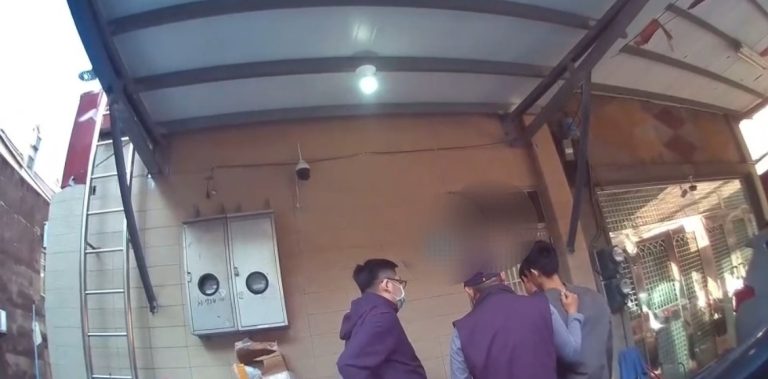警方於蘆洲區查獲王男菸彈分裝場。（記者徐煜勝翻攝）