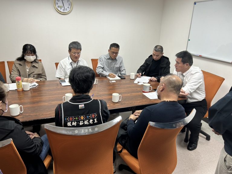 黃仁邀集中國鋼鐵股份有限公司、職業安全署及三重第二行政中心22日上午發生兩座吊塔高空掉落意外中不幸身亡的起重機司機張光塩家屬進行善後協調。(記者包克明 翻攝)