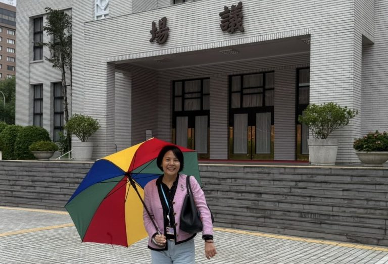 民眾黨提名第15名不分區立委李貞秀後(115)年可望成為歷來首位陸配立委，近日經常到立法院學習。(圖／包克明 翻攝)