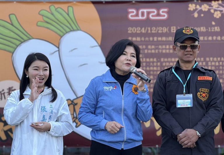 迎新年好彩頭、拔蘿蔔助公益活動場面熱烈。（圖/記者葉子綱攝）