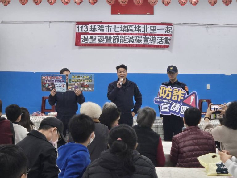 百福所長羅軒偉到場防詐宣導。(圖/記者薛秀蓮 翻攝)