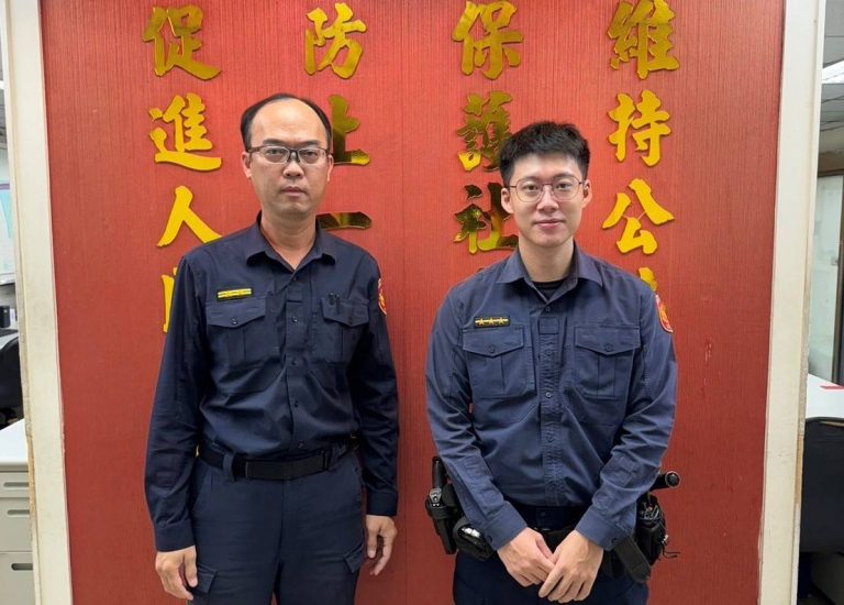 重慶北路派出所所長黃英洲(左)、警員梁耀仁(右)提醒,民眾若接獲陌生人推銷投資計畫、要求匯款或面交現金,應保持高度警惕。(記者 黃荷琇翻攝)