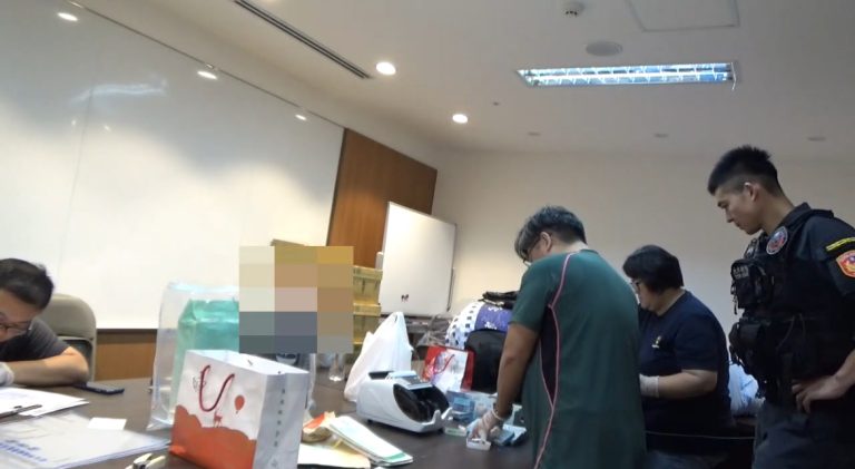 警方搗獲詐團水房。(記者徐煜勝翻攝)