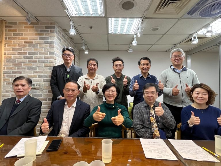 林岱樺 (前中)邀集農業部植物防疫檢疫署、中華民國獸醫師公會全聯會、台北市獸醫師公會、國立台灣大學、國立中興大學、國立嘉義大學及國立屏東科技大學,針對成立「台灣犬貓非營利血庫」召開協調會。(圖/林岱樺國會辦公室提供)