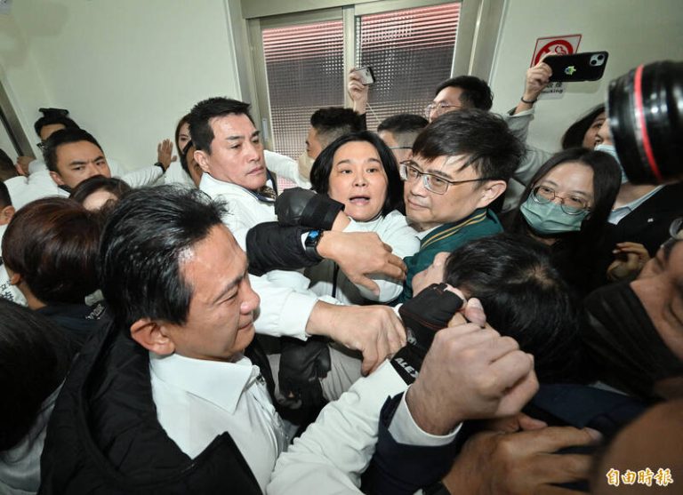 國民黨立委黃仁等人以人牆嚴守會議室門口,上午七時許和民進黨立委爆發推擠衝突。(記者包克明 攝)