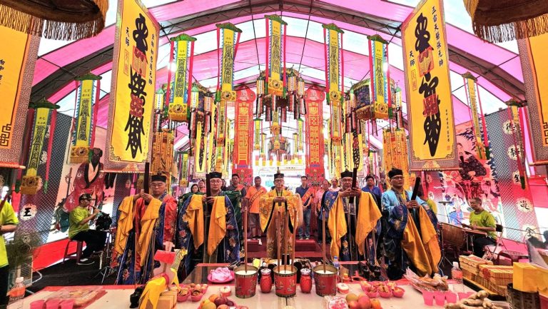 圖一:鹿港「送窮迎富至蛇年」千人平安祈福法會。(圖/ 台中靈應壇 提供)