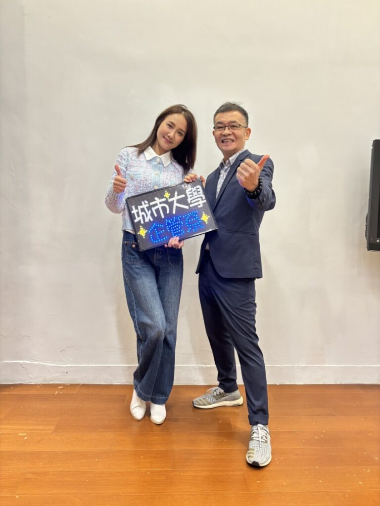 系主任鄧孔彰與何妤玟合照。（台北城市大學企管系提供）