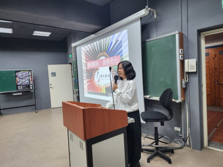 帶領老師羅文君，專注於推動跨世代的文化交流，透過生命故事課程及客家文化活動，深入社區服務並促進長者與年輕人的共學共創。（圖/記者林照東翻攝）