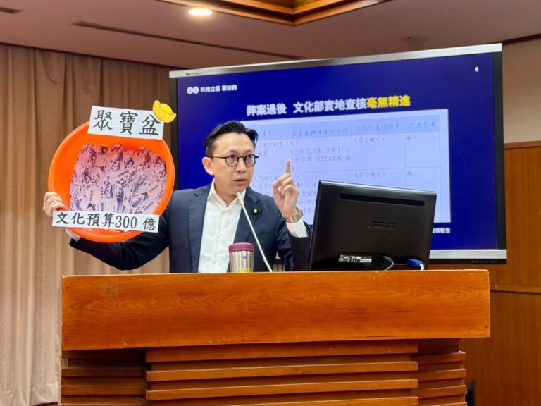針對文化部長李遠近日全台巡迴宣講、自嘲「不是要飯的」，葛如鈞委員質詢時準備一只來自台南、家家戶戶都有的「橘色臉盆」，當場送給李遠部長。(圖／葛如鈞國會辦公室)