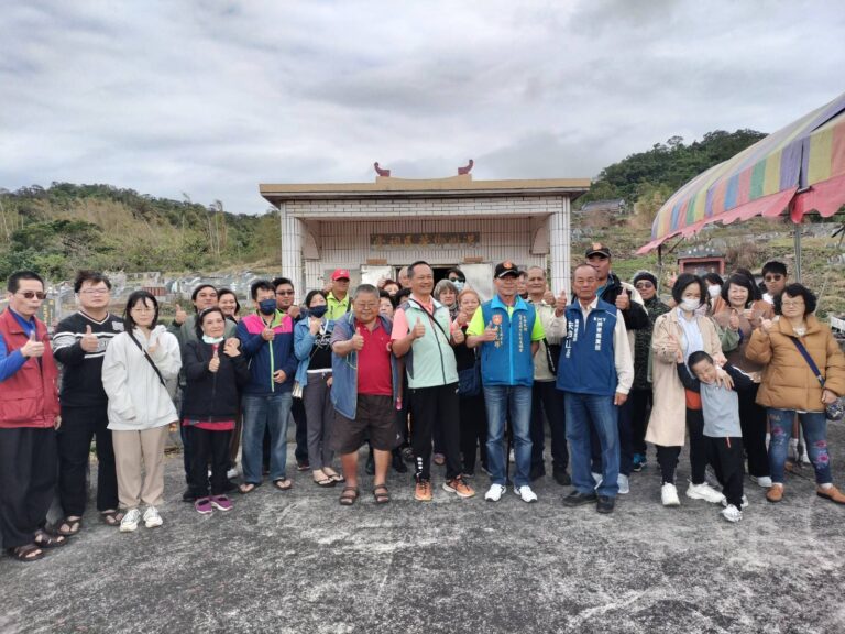 滿州鄉榮民祠堂舉行的春祭活動大合照。(記者 包克明翻攝)