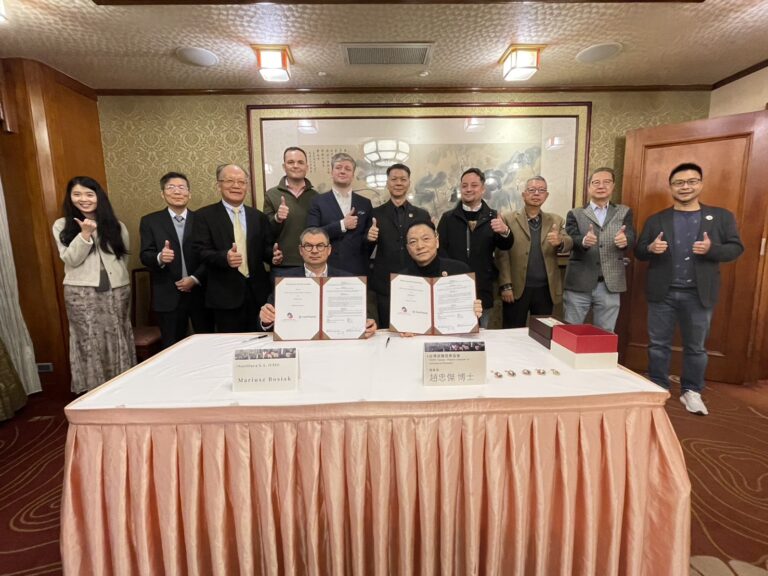 台波商會理事長趙忠傑博士（前排右）與波蘭Noctiluca S.A. CEO Mariusz Bosiak（前排左）簽訂MOU 。(記者 趙靜姸翻攝)