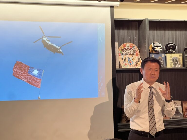 黎明文化在黃國明董事長向讀者推薦作者-黃竣民新書《空降神兵︰航空特戰80載》。 (記者/司徒 攝)