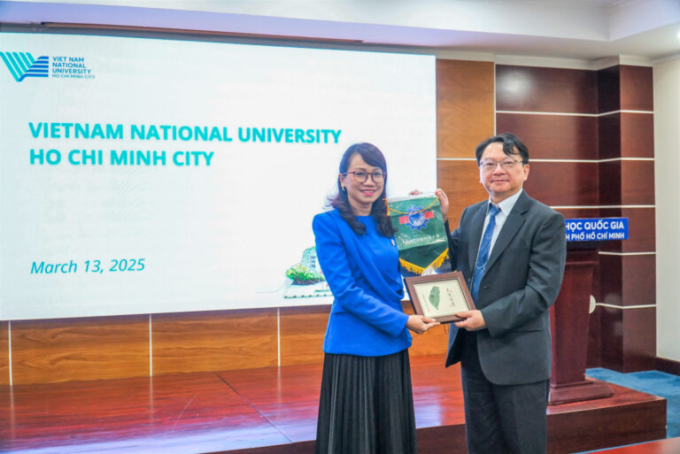 明新科技大學校長呂明峯（右）率團赴越南進行半導體人才培育交流，獲胡志明市國家大學副校長阮氏清梅（左）盛情接待，雙方簽署合作備忘錄，深化台越產學合作。（圖/記者林照東翻攝）