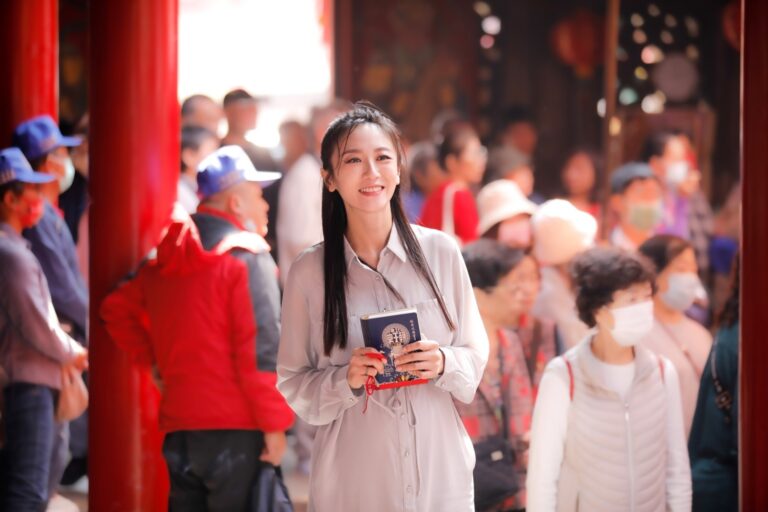蔡允潔宣布喜獲麟兒 「琥珀心經燈書」加持。 (圖/鏡藝宏海 提供)