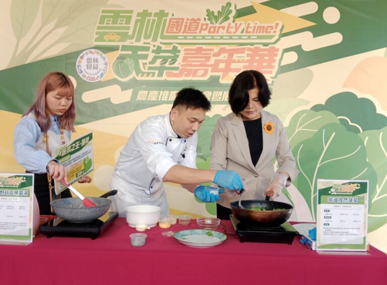 雲林縣長張善麗與大主廚現場示範好廚藝,邀民眾愛用雲林天菜為家人健康打基礎。(圖/記者黃溎芬翻攝)