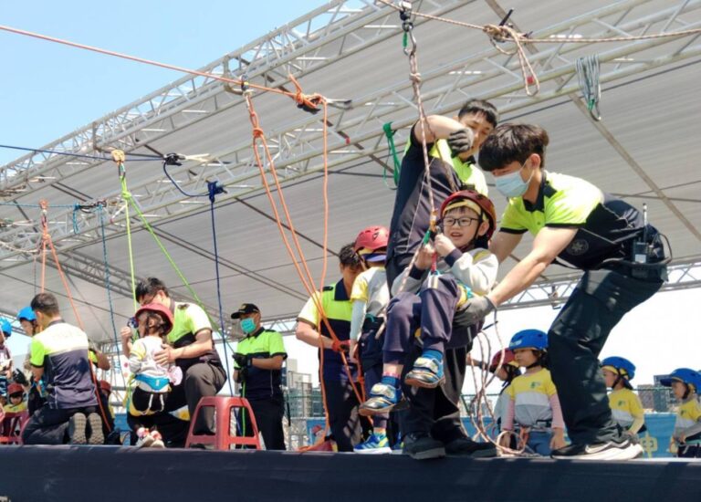 新竹市辦理幼兒消防體驗活動讓防災教育向下紮根。（圖/記者黃溎芬翻攝）
