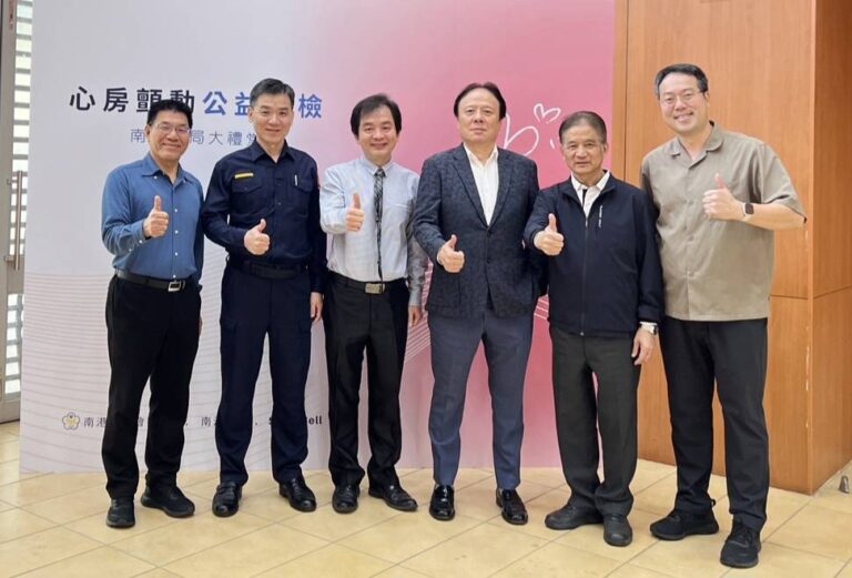 ️活動後合影。(左起:南港分局行政組長柯清波、副分局長謝佾廷、南港辦事處委員詹超舜、主任秦偉隆、副主任林宏錫、南港分局副分局長陳佳緯)。(記者薛秀蓮翻攝)