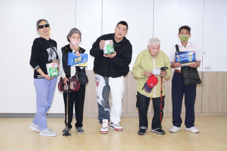 草爺特地到超市採購營養品、保健食品及日用品要送給長輩們。 (圖/紅心字會 提供)