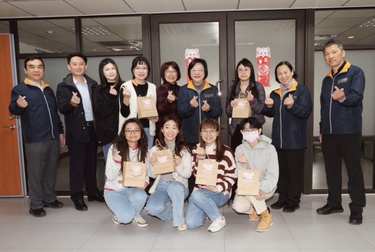 竹縣警局長致贈女性同仁祝福小卡，感謝她們的付出，傳遞尊重與關懷，展現對性別平權的重視，並祝福婦女節快樂。（圖/記者林照東翻攝）