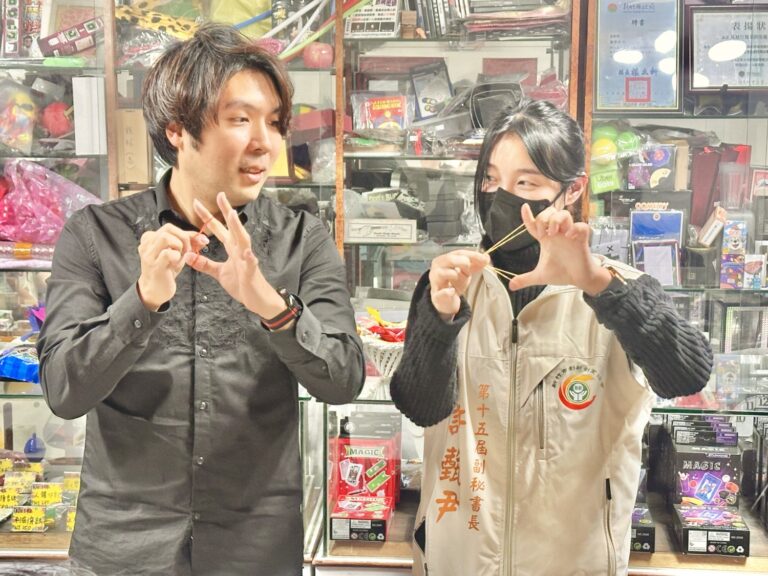 魔術體驗顏酷院長(左一)教大家小小橡皮筋也可以變出奇幻魔術。(圖/記者林照東攝)