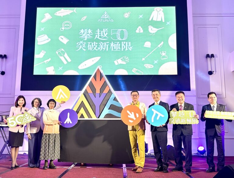 歐都納程鯤董事長（中）與家登精密邱銘乾董事長（右三）、杏一醫療陳麗如董事長（左一）等貴賓一同推出全新企業識別。（圖/記者林照東攝）