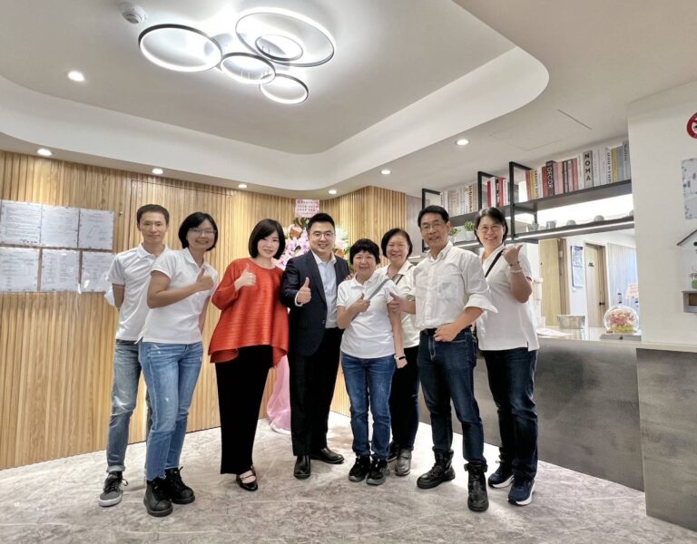 常青樹日照中心 × 花甲樂集團攜手打造優質長照服務。（圖/記者 張泓笙翻攝）