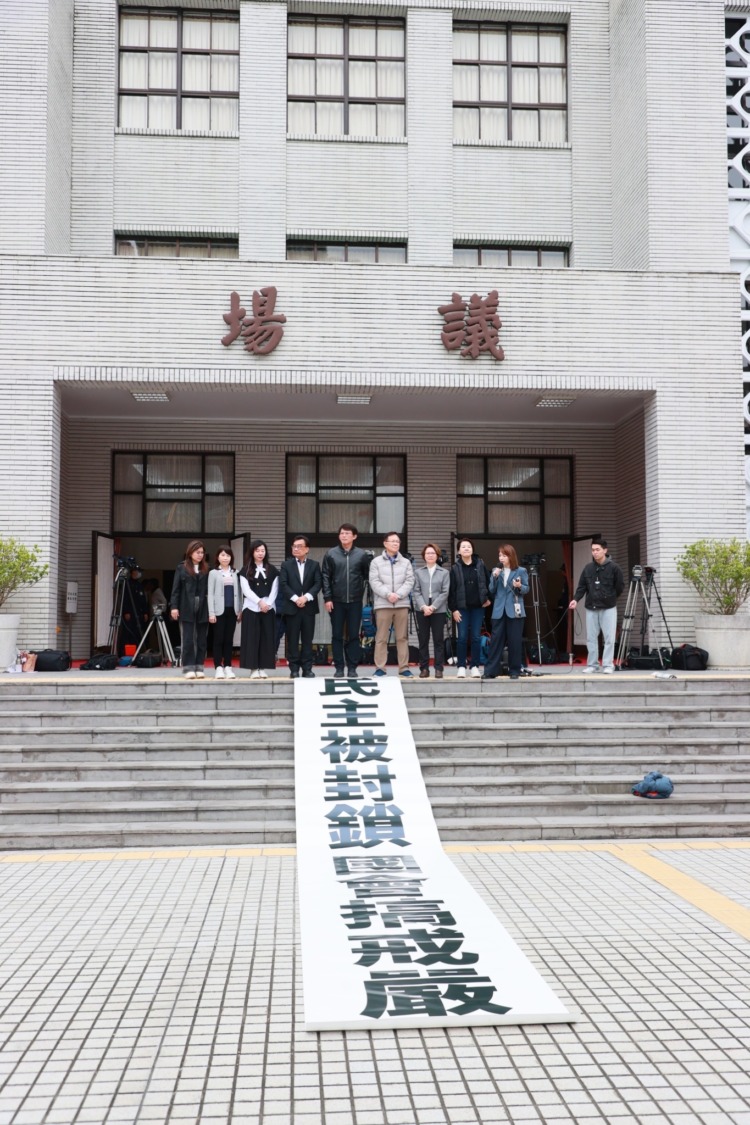 不滿民進黨當家鬧事封鎖國會，民眾黨立法院黨團今天上午在議場前拉「民主被封鎖，國會搞戒嚴」白布條表達不滿。(圖／民眾黨立院黨團)