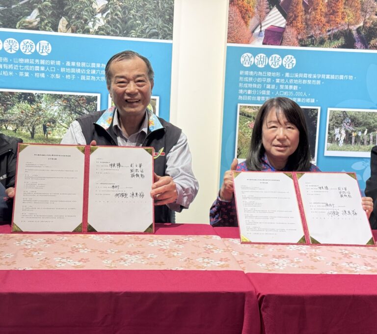 簽署儀式貴賓包括新埔鎮農業產銷班的三位班長——彭文華、賴銀龍及劉霖海，他們共同見證農產品綠色採購計畫的啟動，期盼透過永續合作模式提升在地農業價值與市場競爭力。（圖/記者林照東翻攝）