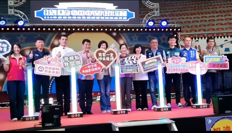 黃（左３））委員親自出席東縣政府在台東縣立體育館辦理「114年社區照顧關懷據點年度成果展示活動」。(圖／黃仁國會辦公室)