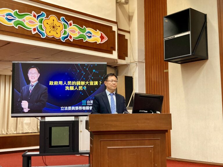 張啓楷質疑，官員說到現場就政務內容進行宣講，實際上卻很多時間在宣傳罷免人民選出的立法委員，這不是就是政府用人民的錢辦大罷免、洗腦人民？(圖／張啓楷國會辦公室)