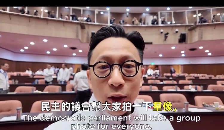 葛如鈞在議場自拍強調,這樣的台灣,是先賢們想像的未來嗎?(圖/葛如鈞國會辦公室)