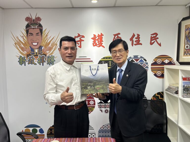 國民黨平地原住民立法委員黃仁(左)和國軍退除役官兵輔導委員會主任委員嚴德發(右) 積極推動提升台東偏鄉地區醫療需求。(圖／黃仁國會辦公室)