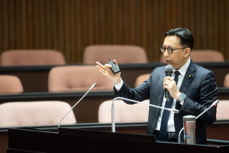 葛如鈞於立法院質詢時，直指《因應國際情勢強化經濟與國土安全韌性特別條例》草案預算膨脹 5倍、政策包山包海。(圖／葛如鈞國會辦公室)