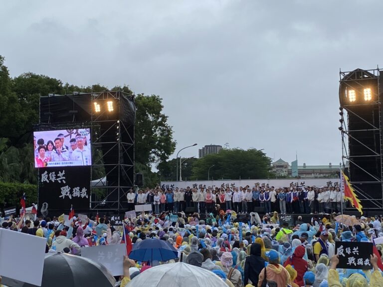 新北市議長蔣根煌、台北市議長戴錫欽、桃園市議長邱奕勝等各縣市國民黨籍議長、議員也都現身集會現場，百餘人登台的場面十分壯觀。(記者 包克明攝)