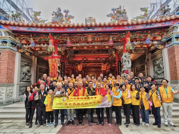浩天宮管委會主任委員王經綻率管委會成員、廟方工作人員與澳門中華媽祖基金會秘書長吳聯盟等跨洋蒞臨的嘉賓們大合影。(圖／浩天宮管委會)