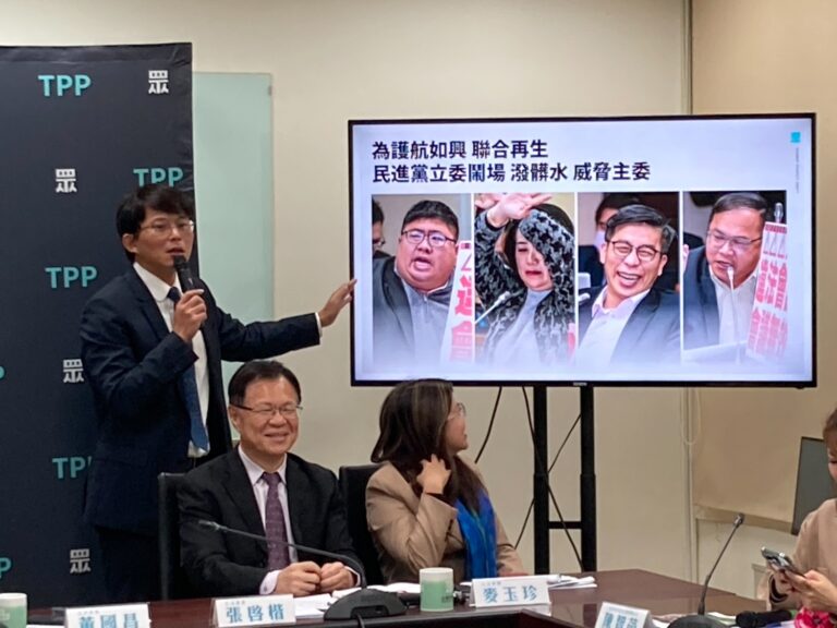 民眾黨主席黃國昌上午由立法院黨團副總召張啟楷、立法委員麥玉珍、劉書彬陪同召開「不要懷疑民進黨立委護航弊案的決心」記者會。(圖／民眾黨立院黨團)
