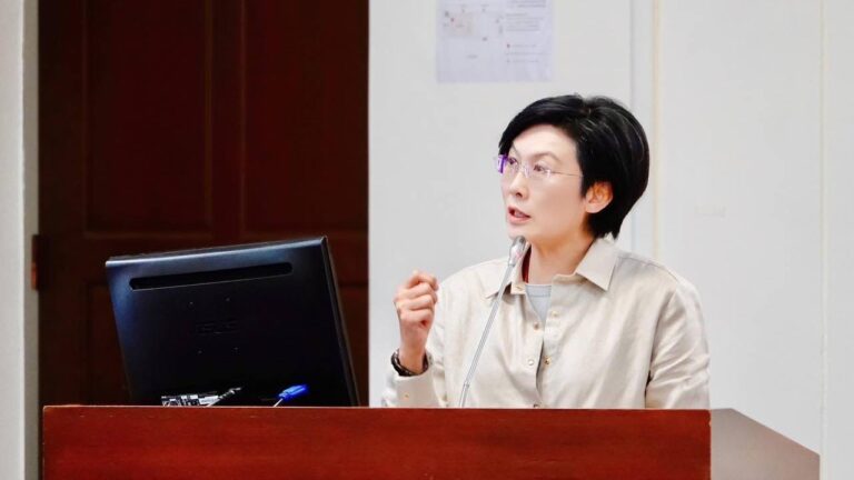 因應川普4月2日宣布對全球多國實施新一輪互惠關稅政策，引發全球金融市場劇烈震盪。台灣出口產業也面臨高關稅衝擊。林岱樺呼籲，政府應立即將應對機制提升至總統層級因應。(圖\林岱樺國會辦公室)