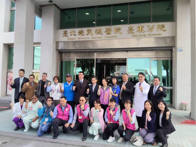 黃仁上午帶隊親抵台北榮民總醫院所屬台東分院進行考察，和院方人員大合照。(圖／黃仁國會辦公室)