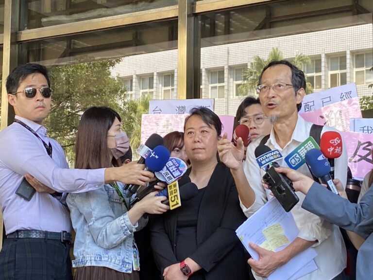 前南投縣議員史雪燕(中)上午由委任律師李震華(右)陪同向台北高等行政法院提起行政訴訟。(記者 包克明攝)