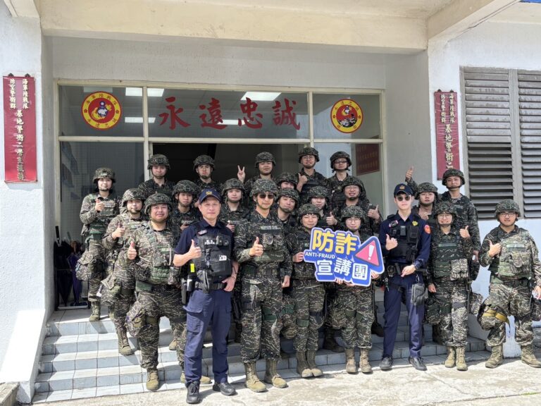和一路派出所所長陳志峰、警員呂佳駿向營區官兵講解常見詐騙手法。（記者薛秀蓮翻攝)