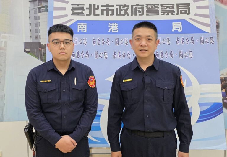 玉成所所長吳璽名（右）、警員何修一（左）。（記者薛秀蓮翻攝)