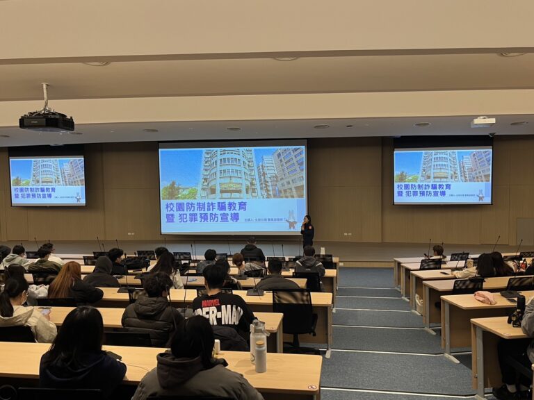 北投分局為建構友善及無毒校園，特別由永明派出所到國立臺北護理健康大學禮堂舉辦「反詐騙、交通安全暨犯罪預防宣導」講座，以深入淺出的方式提醒師生們面對詐騙訊息及電話時的應對方式。（記者薛秀蓮翻攝)