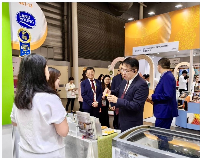 蘭揚食品參加2025年新加坡國際食品展，台南市長黃偉哲（右二）前往品嚐「Q啵芒芒楊枝甘露」甜點。（圖/蘭揚食品提供）