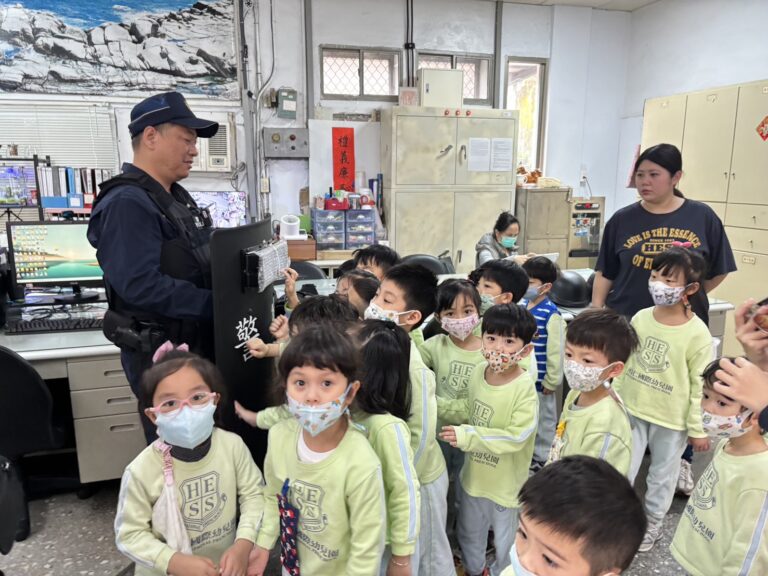 副所長簡靖騰向小朋友介紹警察裝備及車輛。(記者薛秀蓮翻攝)