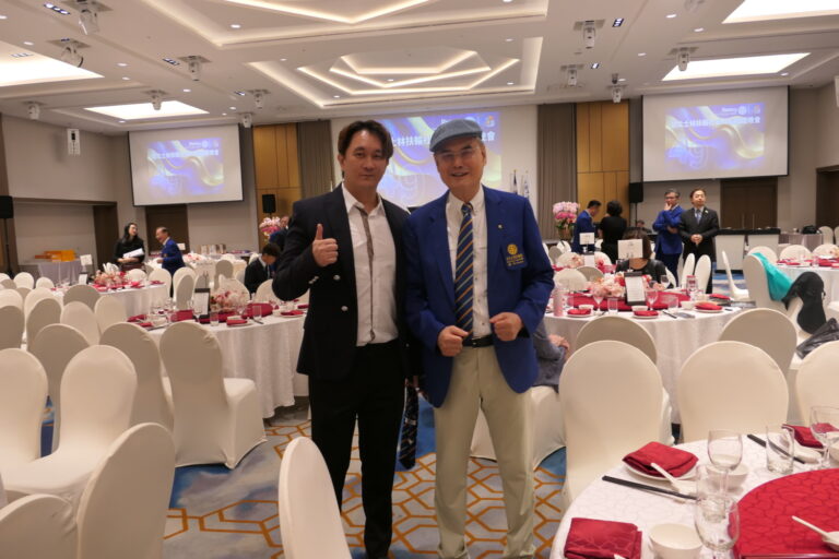 目前已交棒的前日本大金工業台灣總代理蘇一仲(右)董事長親自現身，期勉該社全員啟動「繼往開來再創佳績」，用愛歡喜迎接第50屆社慶。(記者包克明 攝)