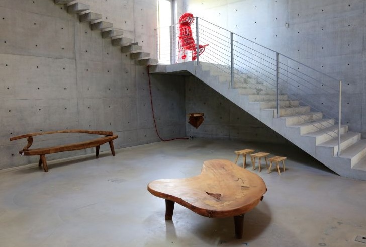 一場超越文化與時空藩籬的《雕塑家具—Sculpture Furniture》主題展覽。（圖/記者葉子綱翻攝）